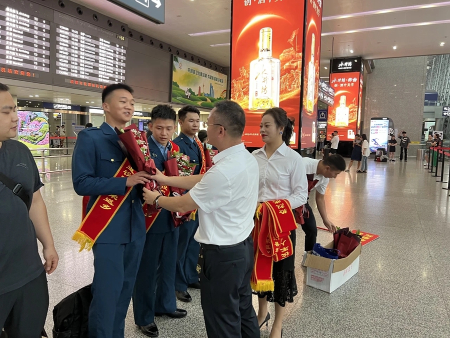 在成都双流机场为退役军人举行光荣返乡欢迎仪式_副本.jpg